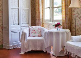Romantic interiors evoke the charm of bygone days for visitors to Les Fleurs d’Olargues. International restaurateurs found their place in the French countryside—an oasis they share with those who come calling from near and far.