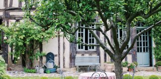 Long beloved by our readers, French Cottage style is showcased in this special edition. Journey to the heart of France, where we explore storybook havens.