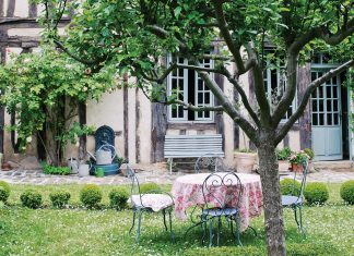 Long beloved by our readers, French Cottage style is showcased in this special edition. Journey to the heart of France, where we explore storybook havens.