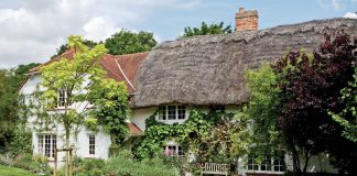 With purposeful vision and their own meaningful mix of old and new, a British couple brings heart to a seventeenth-century home tucked amid the rolling hills of Oxfordshire.