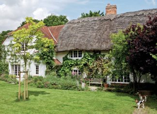 With purposeful vision and their own meaningful mix of old and new, a British couple brings heart to a seventeenth-century home tucked amid the rolling hills of Oxfordshire.