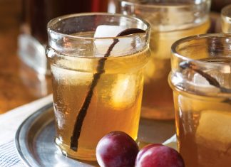 Lady Grey Whiskey Ale mingles the effervescence of ginger ale with the sweetness of tea-brewed simple syrup and a kick of alcohol infused with vanilla beans and honey.