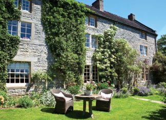 Preview Victoria Classics’ English Cottage 2017 Issue