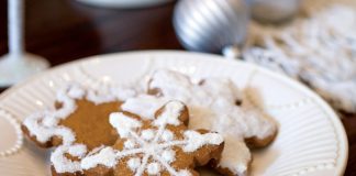 Classic Gingerbread Snowflakes Cookies