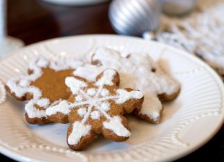 Classic Gingerbread Snowflakes Cookies