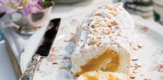 Meringue Roulade with Lemon Curd