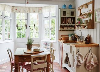 Of Posies and Picket Fences