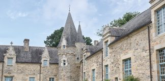 Stone walls and a castle-like façade make this one of the most charming buildings in the village.