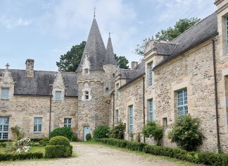 Stone walls and a castle-like façade make this one of the most charming buildings in the village.