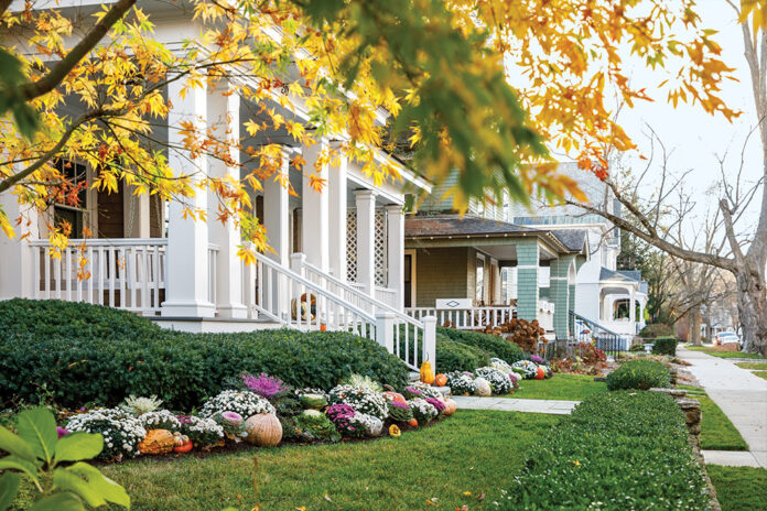 A street view of picturesque houses in Saratoga Springs offers autumnal charm.