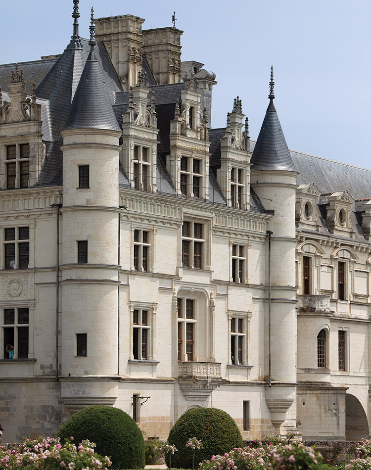 The façade of Château de Chenonceau is a mixture between late Gothic and early Renaissance style.