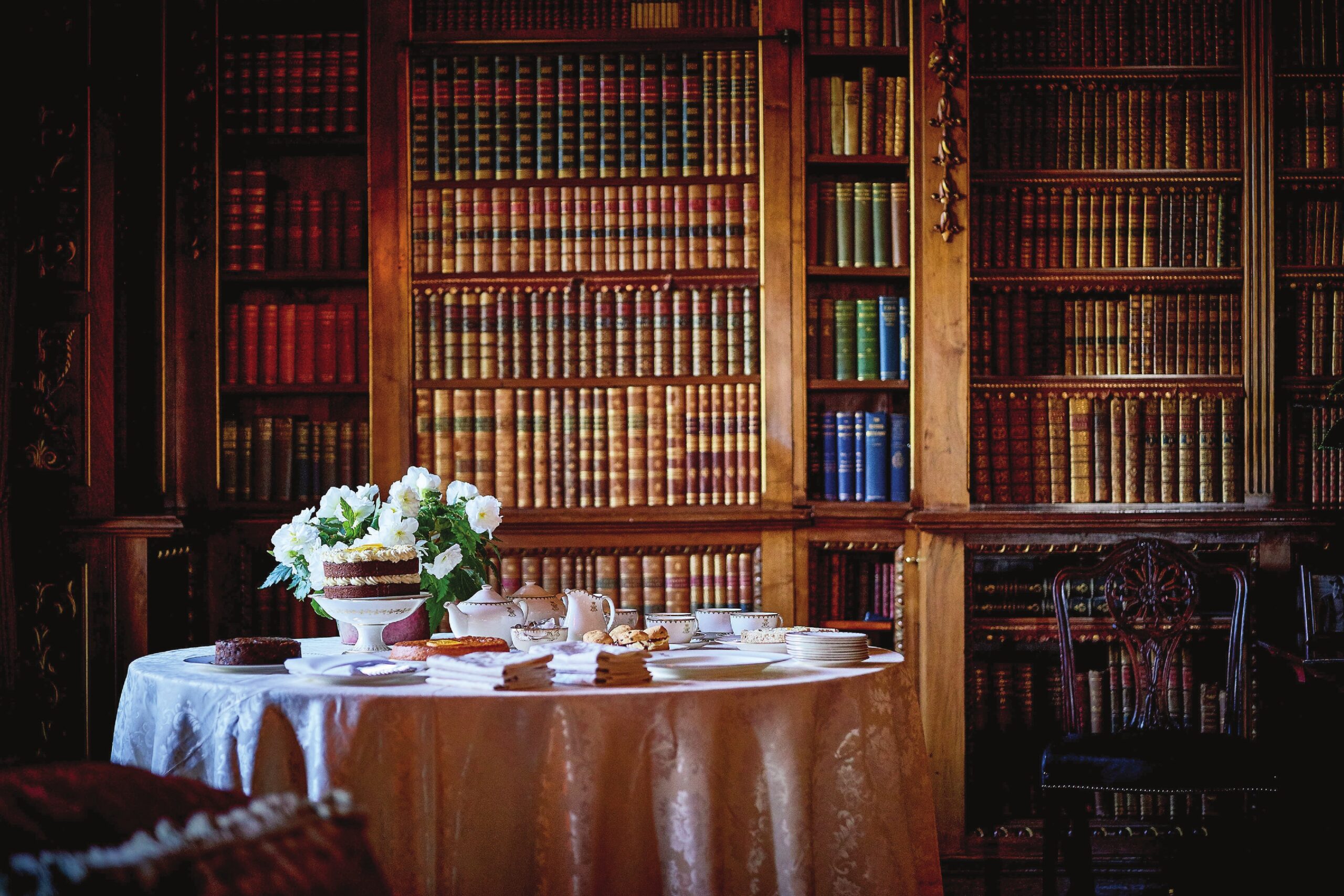 A library with a table arranged in it.