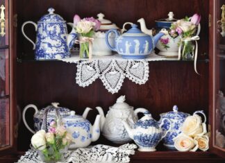blue and white teapots