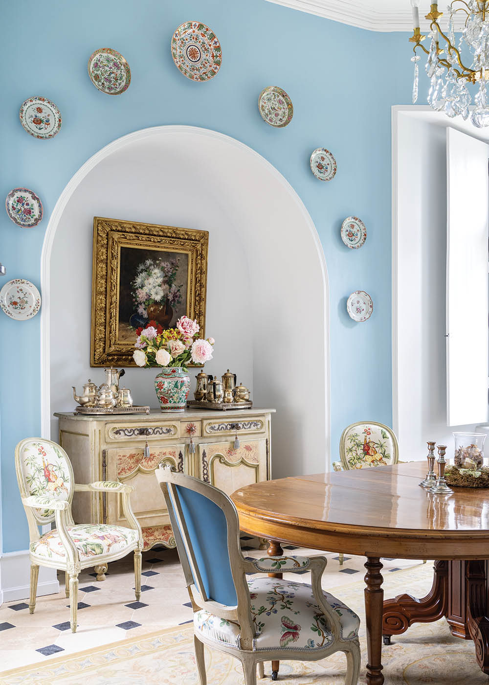 Trundling across the French countryside is even more delightful when day’s end promises a peaceful chamber in which to rest for the night. The prospect feels sweeter when surroundings seem designed to welcome a medieval heroine, a sixteenth-century noblewoman, or a modern couple living out their everyday dreams. One château in Bouesse satisfies every expectation.