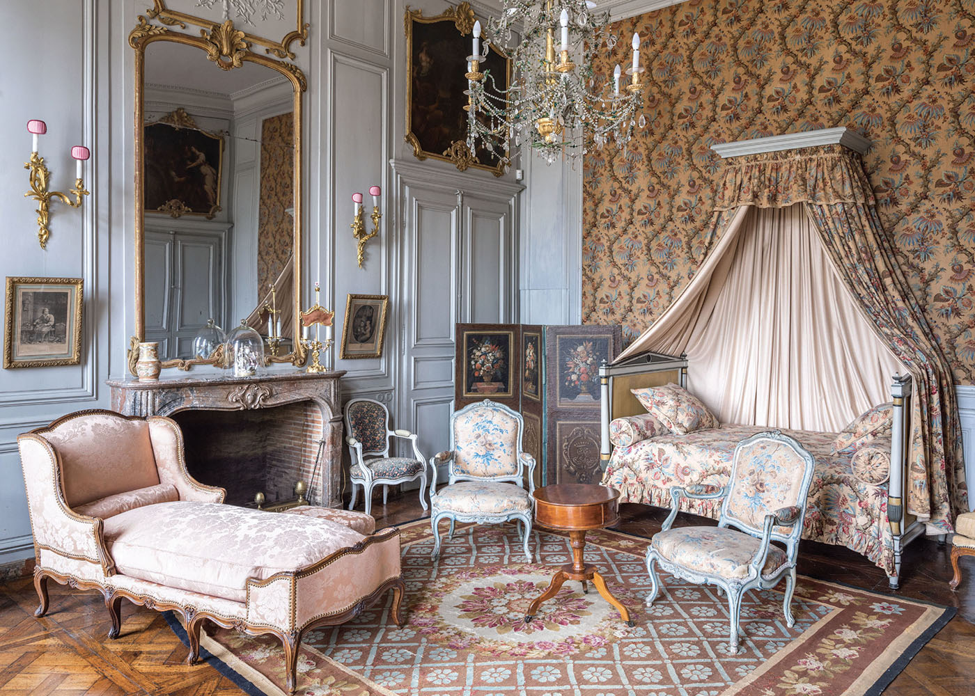 Once the cherished country home for a prominent Parisian couple, a neoclassical gem now stands as a lasting treasury of elegance in the heart of the Loire Valley. Here, art, history, and nature intertwine in a lasting tribute to gracious living.