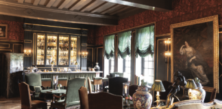 The Champagne bar in Château Louise de La Vallière is lit by the contemplative glow of candles.