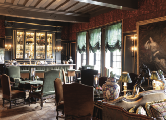 The Champagne bar in Château Louise de La Vallière is lit by the contemplative glow of candles.