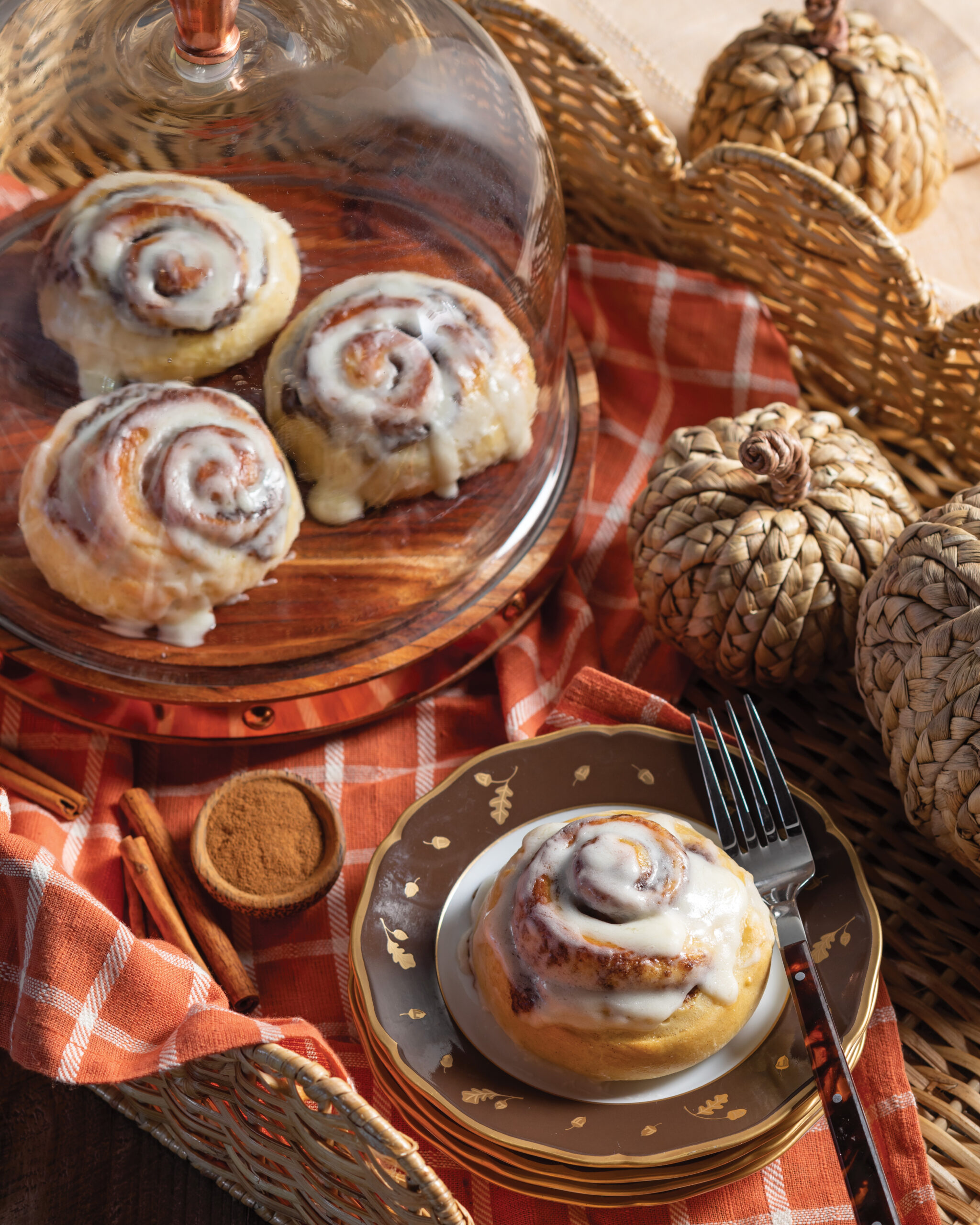 Cinnamon rolls in a bakset