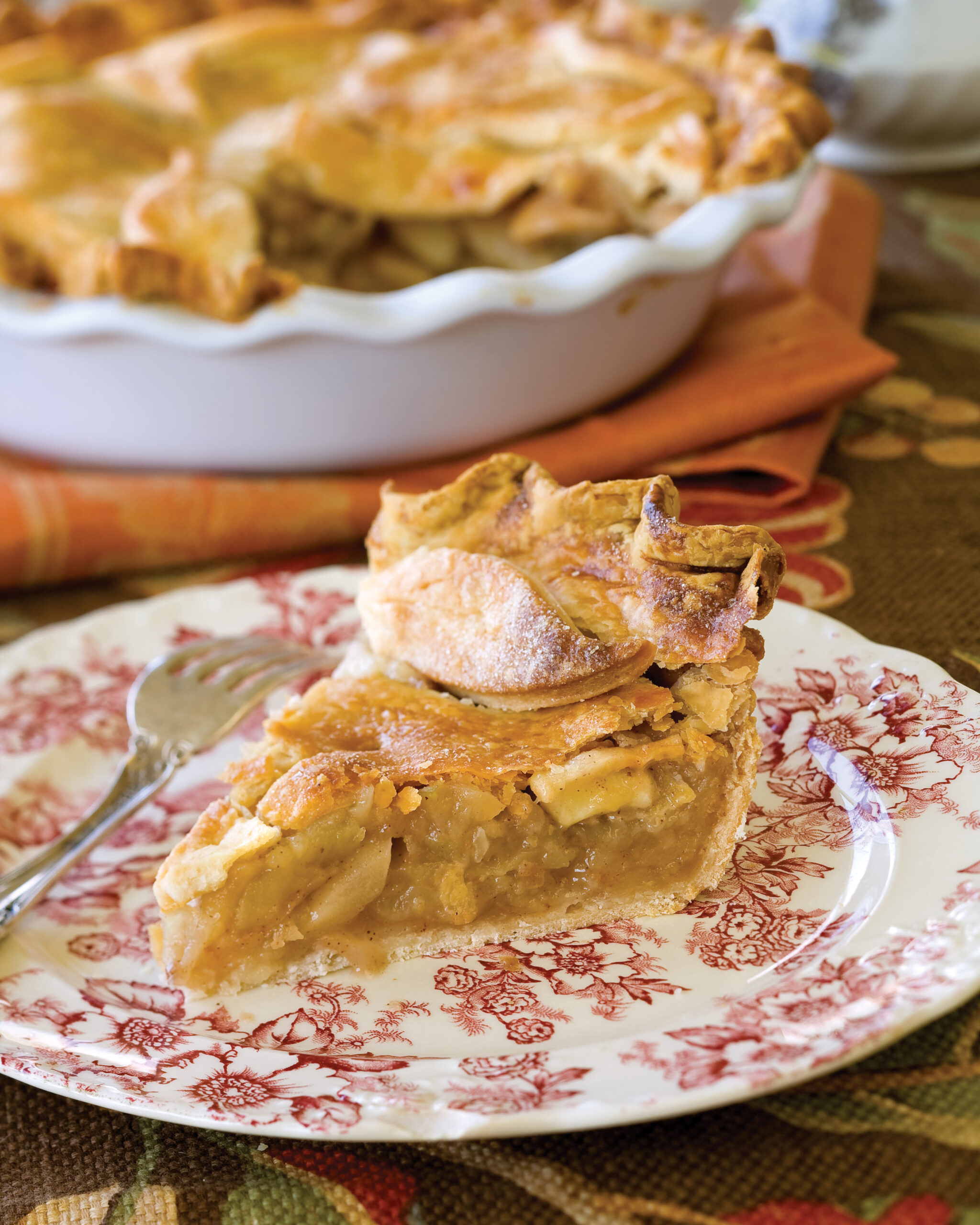 Apple pie slice on a plate