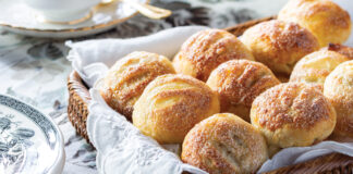 Esses Cakes in basket